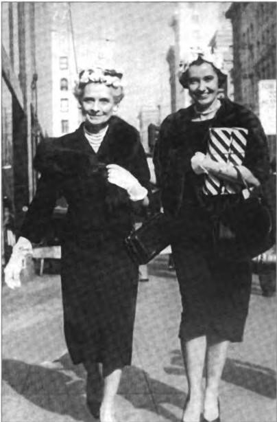 Billie was famed for being well dressed and beautifully groomed. She wore white gloves even to go grocery shopping. Billie and Carol shopping in San Francisco, 1959.