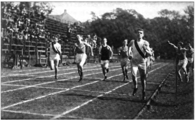 Don Lawton wins the Bay County 
Athletic League 440-yard dash for 
Berkeley High School, circa 1913.
