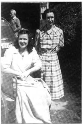 Mardy and Dorothy at home on Tunnel Road, Berkeley, circa 1944.
