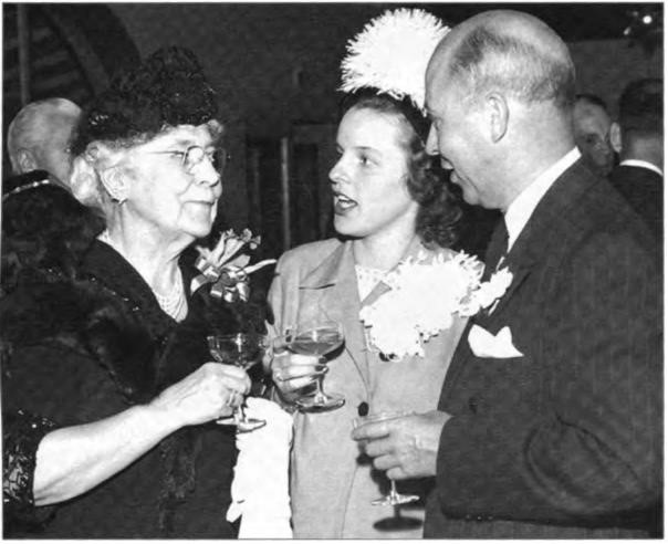 Minnie Jackson Martin, Marilyn 
Zurcher and Ed Martin at young 
Ed Martin's wedding to Jeanne 
Willi, Sacramento, 1945.
